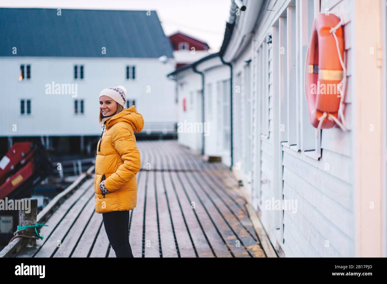 Porträt des fröhlichen Touristen in Hamnoy, Lofoten, Norwegen Stockfoto