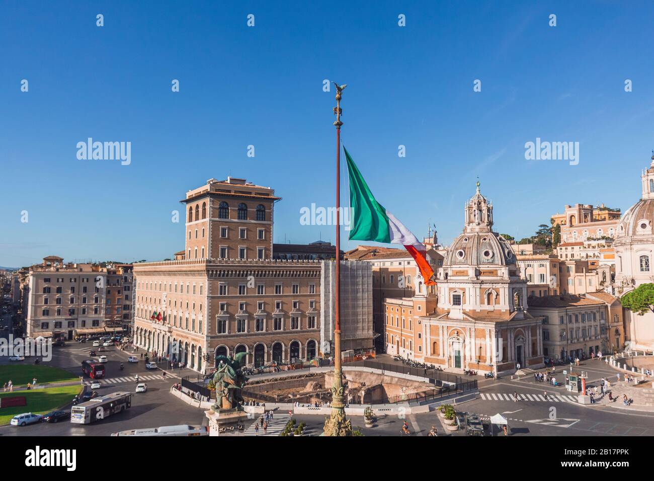 Italien, Rom, italienische Flagge flattert gegen Palazzo Bonaparte und Santa Maria di Loreto Stockfoto