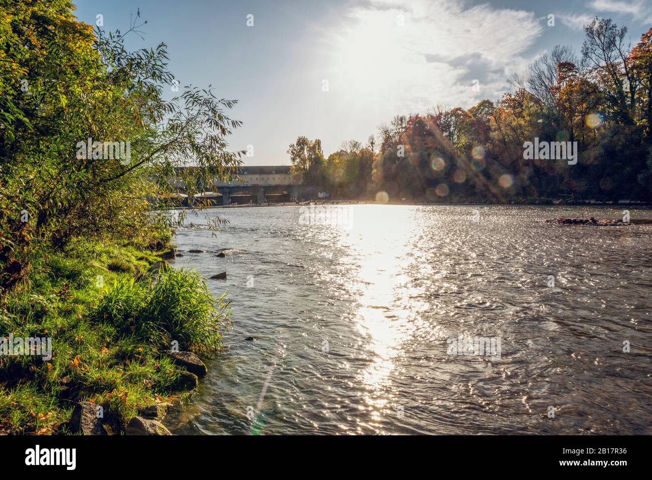 Oberföhring weir im Herbst, Oberföhring, München, Deutschland Stockfoto