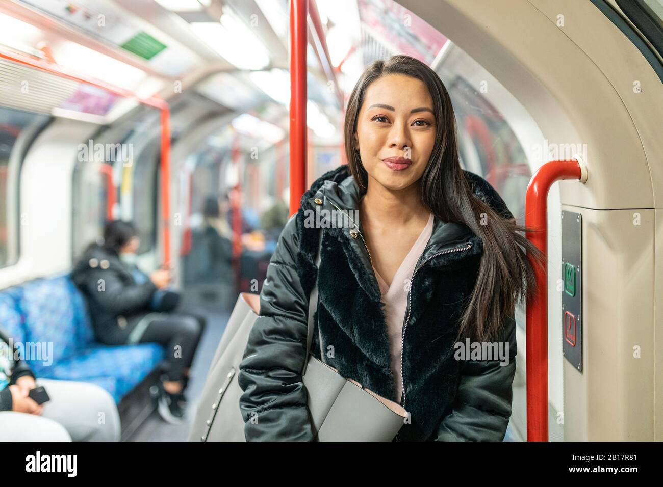 Porträt des Inhalts Frau im U-Bahn-Zug, London, Großbritannien Stockfoto