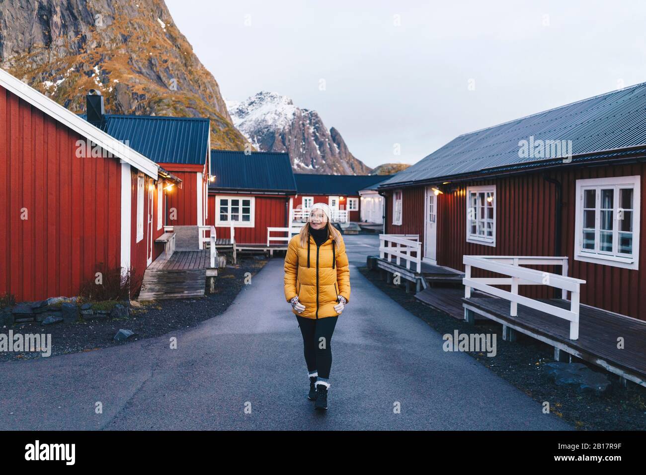 Touristen, die das Fischerdorf Hamnoy, Lofoten, Norwegen erkunden Stockfoto