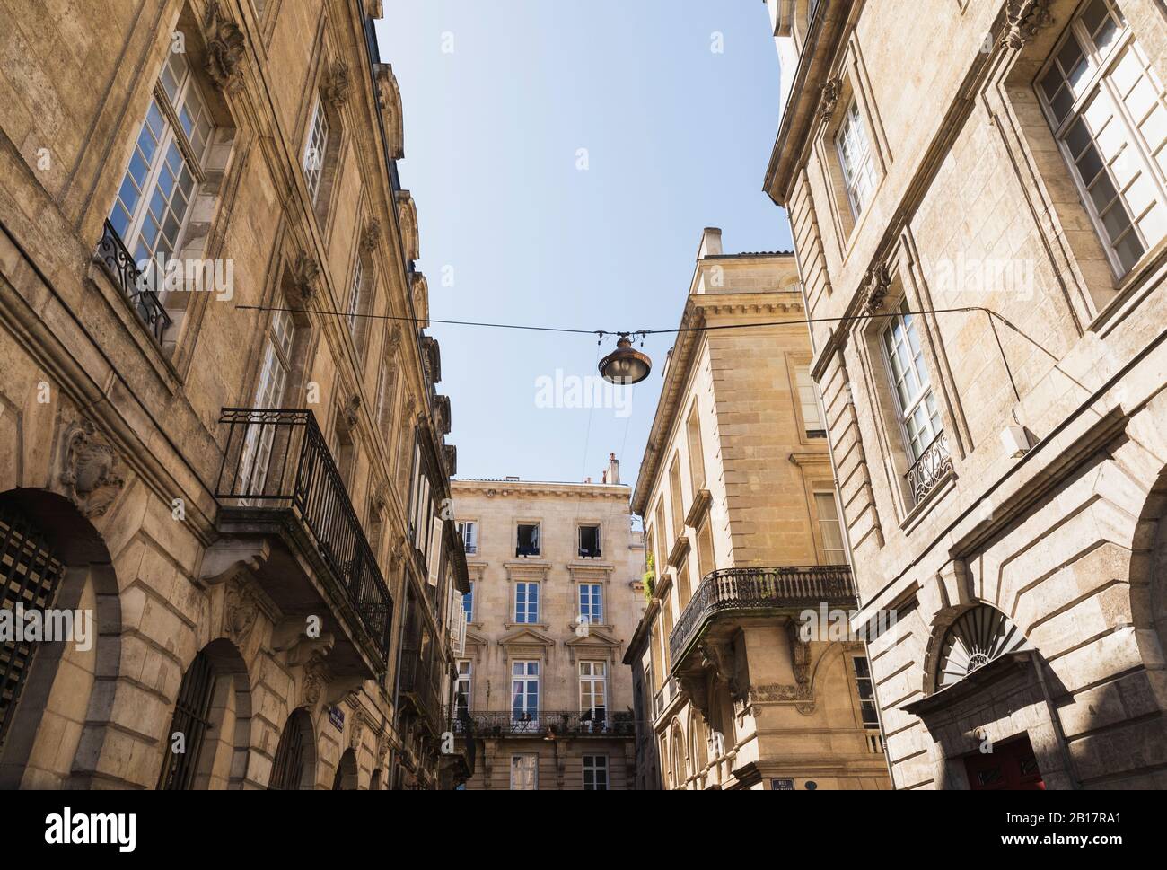 Frankreich, Gironde, Bordeaux, niedrige Winkelansicht des Straßenlichts zwischen den alten Wohngebäuden der Stadt Stockfoto