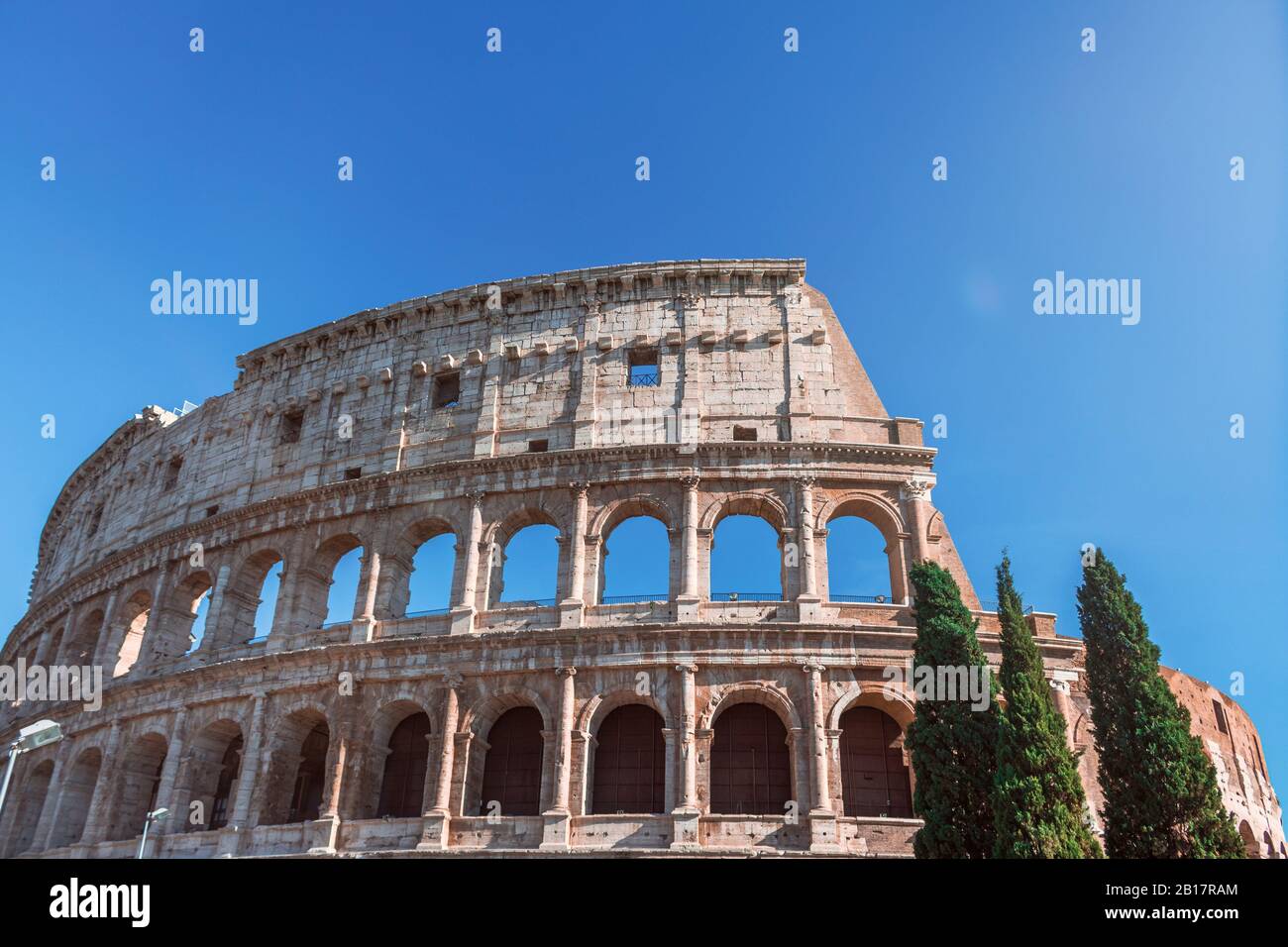 Italien, Rom, Flavian Amphitheater gegen klaren blauen Himmel Stockfoto