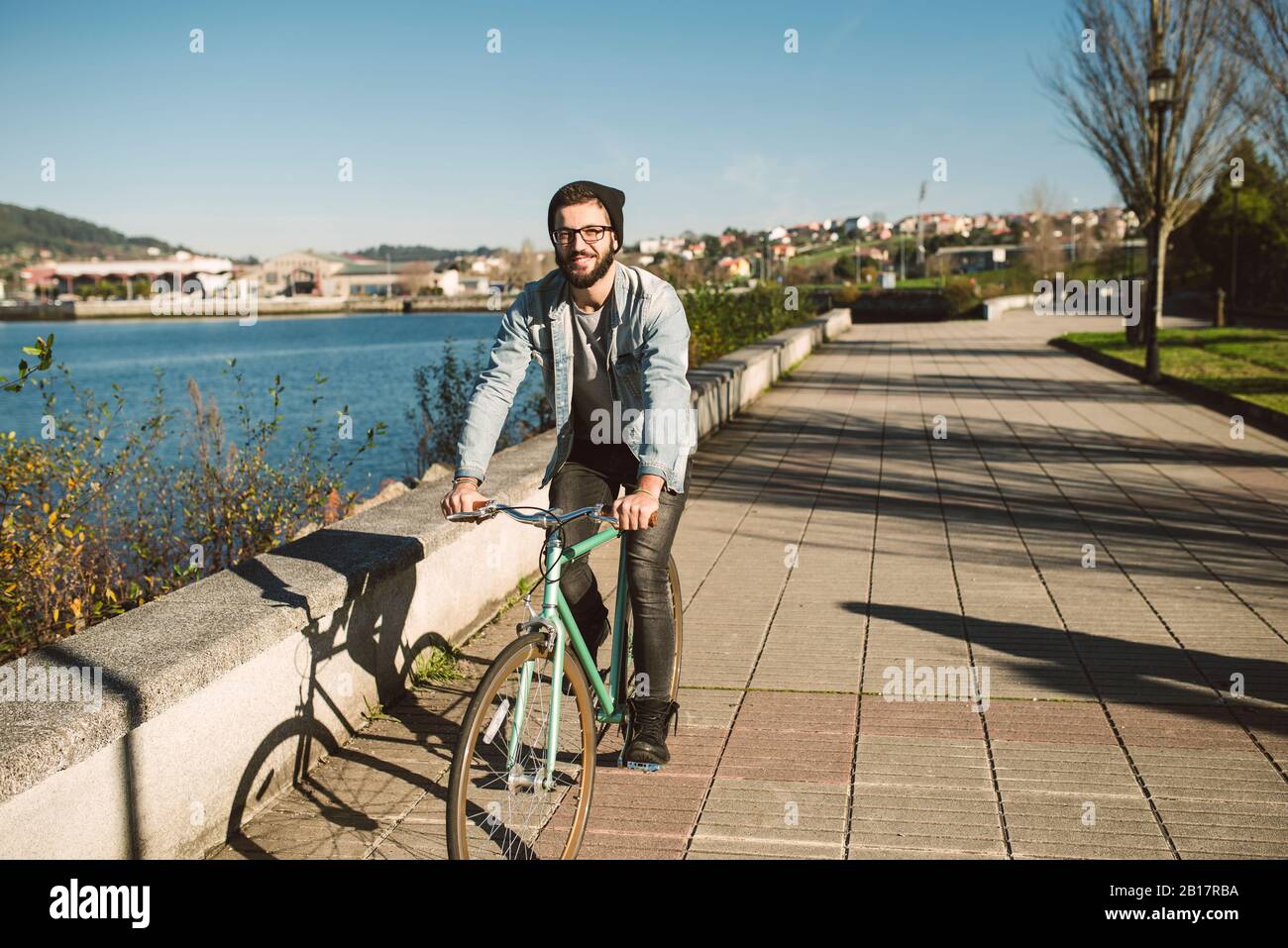 Junger Mann pendelt in der Stadt mit seinem Fixie-Fahrrad Stockfoto