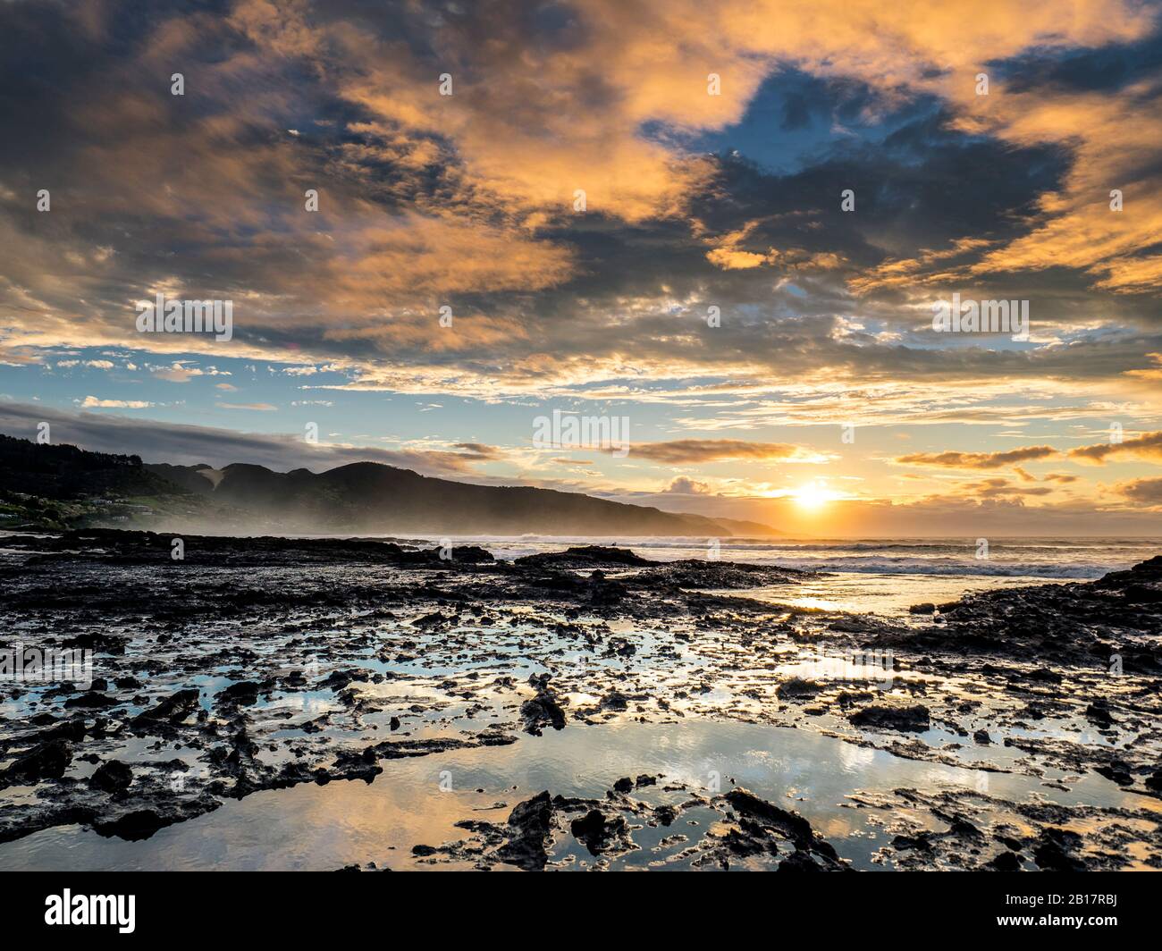 Neuseeland, Northland Region, Ahipara, landschaftlich reizvoller Blick auf Shipwreck Bay bei Sonnenuntergang Stockfoto