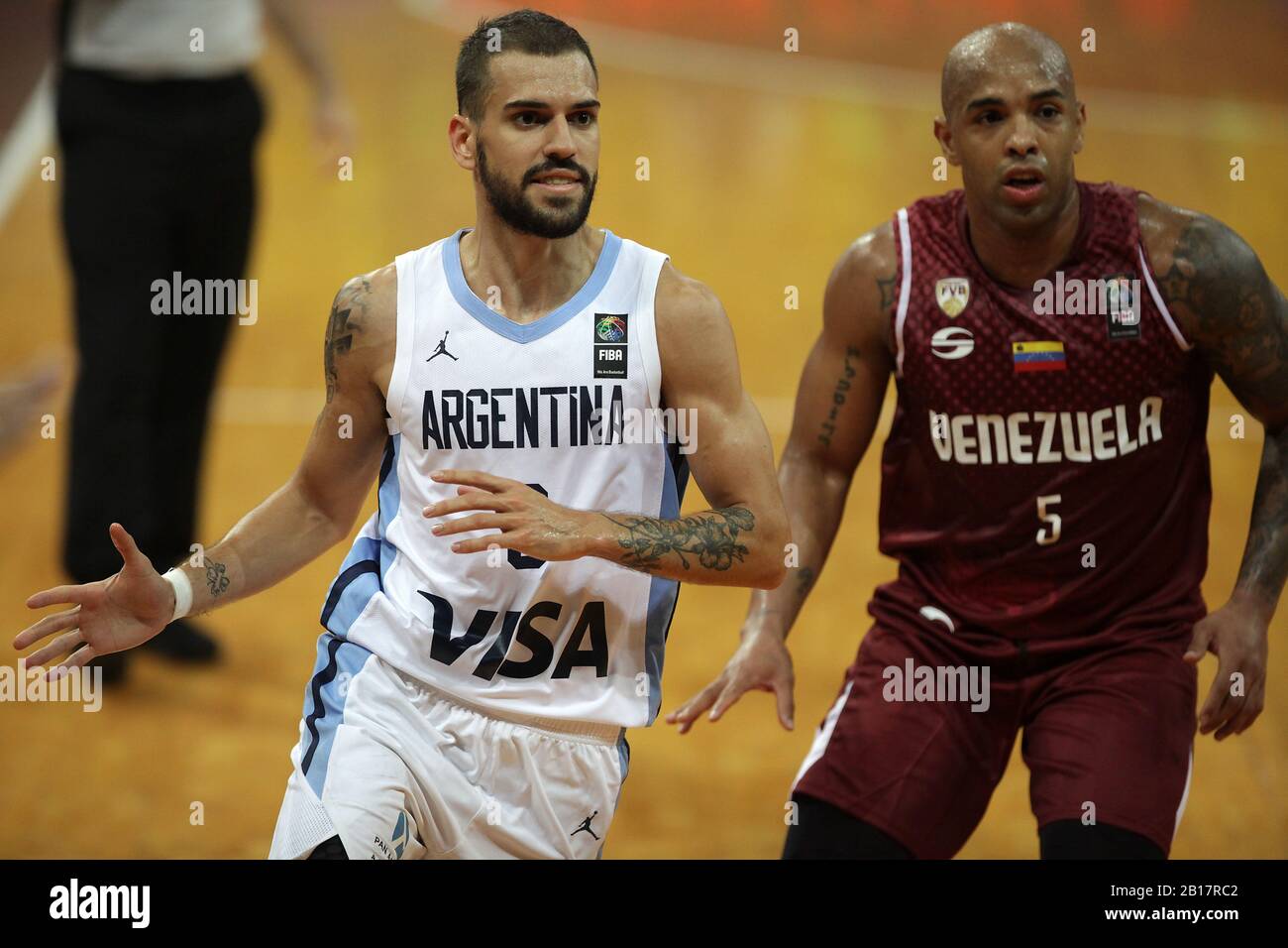 Caracas, VE - 23. FEBRUAR: P. Barral #6 des Teams Argentina und Gregory Vargas #5 Team Venezuela während VE vs. Argentina FIBA AmeriCup 2021 Qualifikationsspiele Stockfoto