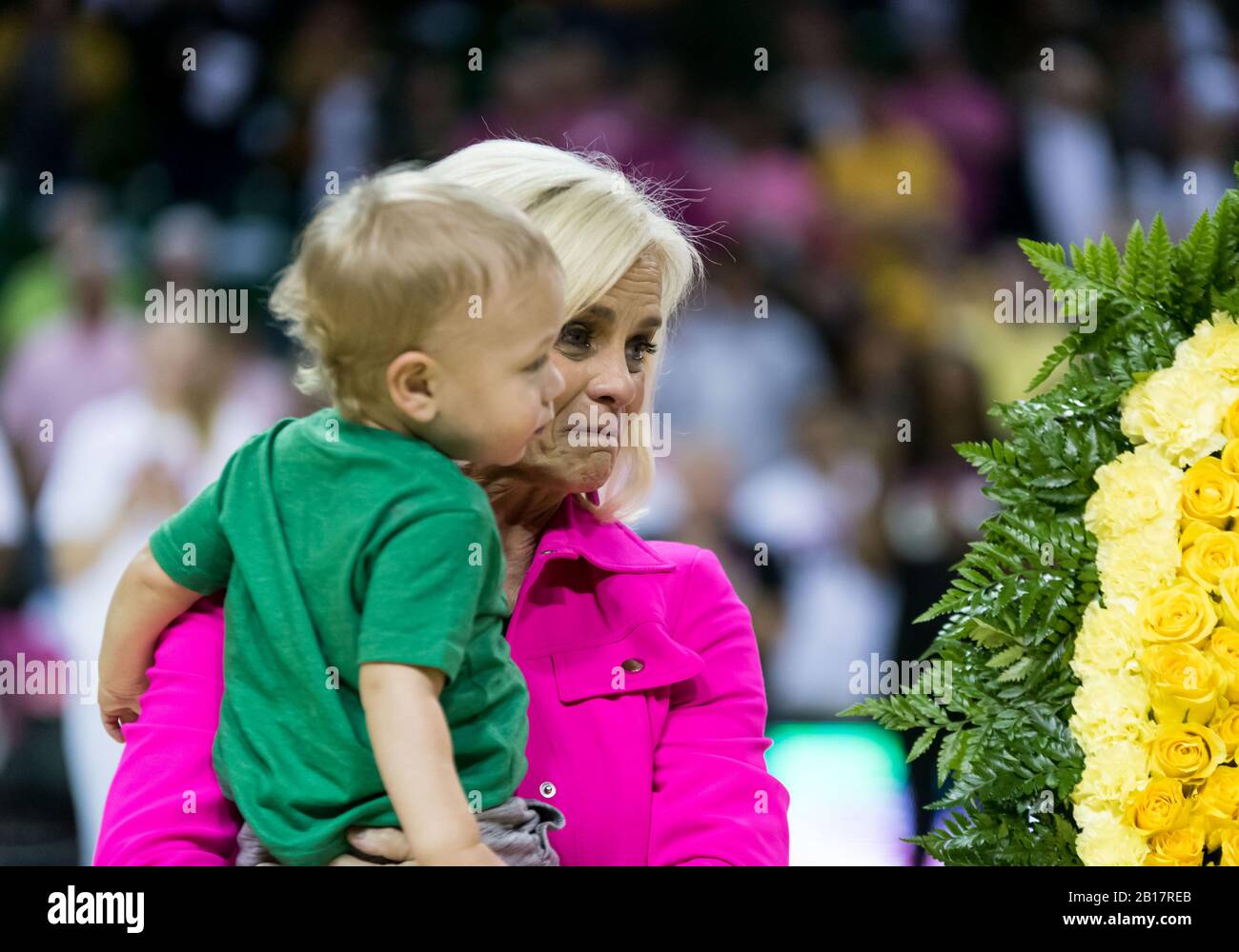 Waco, Texas, USA. Februar 2020. Baylor Lady Bears Cheftrainer Kim Mulkey hält ihren Enkel während der 600-Gewinn-Zeremonie vor dem NCAA Women's Basketball Game zwischen Oklahoma Sooners und den Baylor Lady Bears im Ferrell Center in Waco, Texas. Matthew Lynch/CSM/Alamy Live News Stockfoto