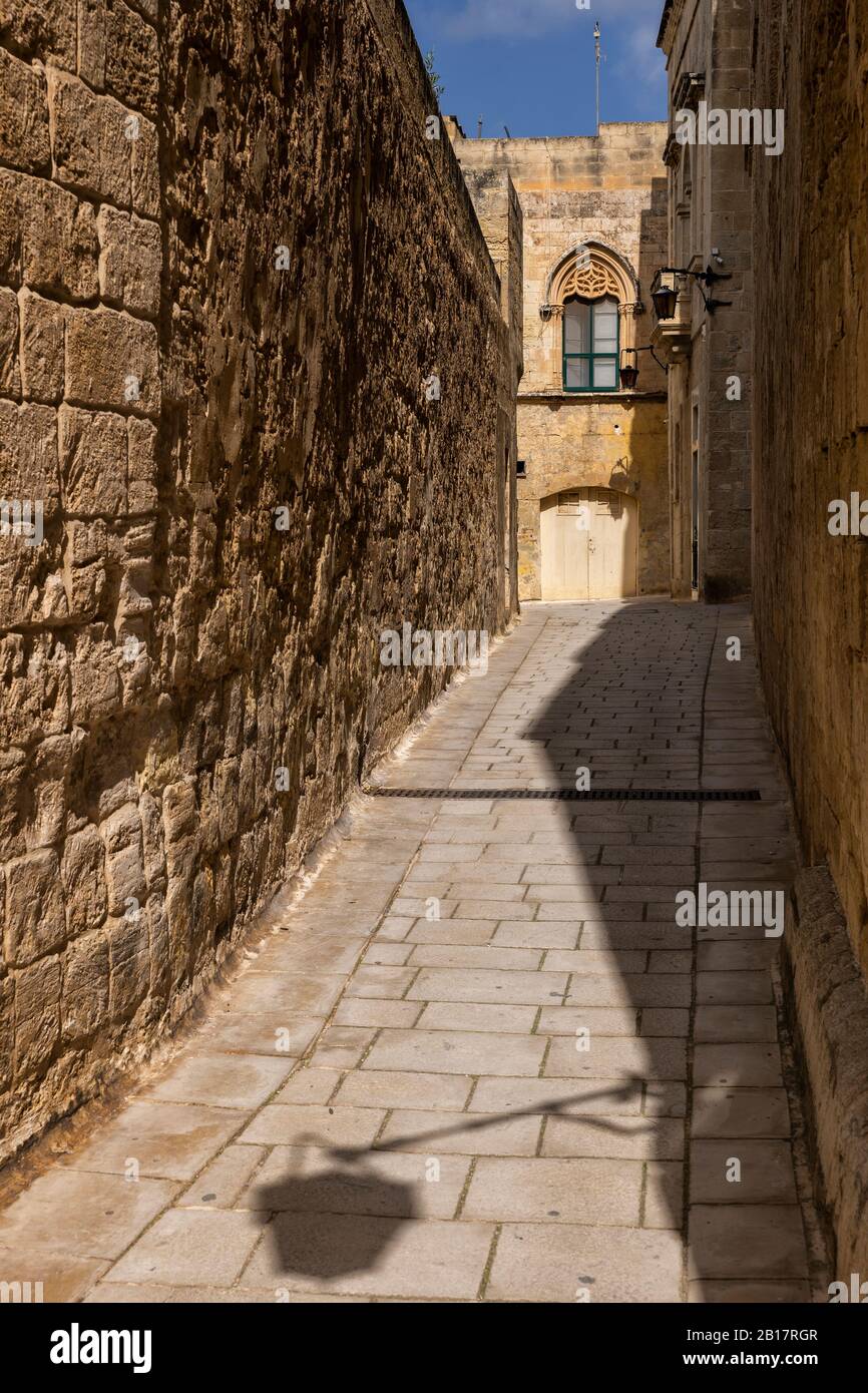 Malta, Mdina, enge gepflasterte Straße und mittelalterliche Steinmauern in der alten Hauptstadt - Stille Stadt Stockfoto