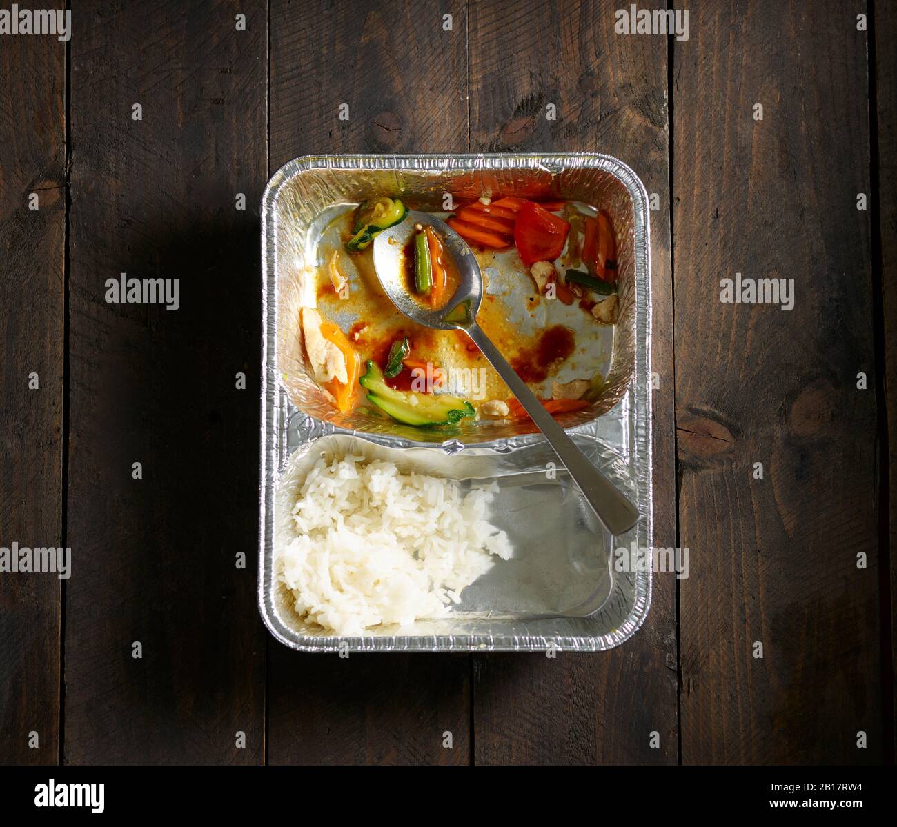 Halb gegessen chinesisches Essen zum Mitnehmen Stockfoto