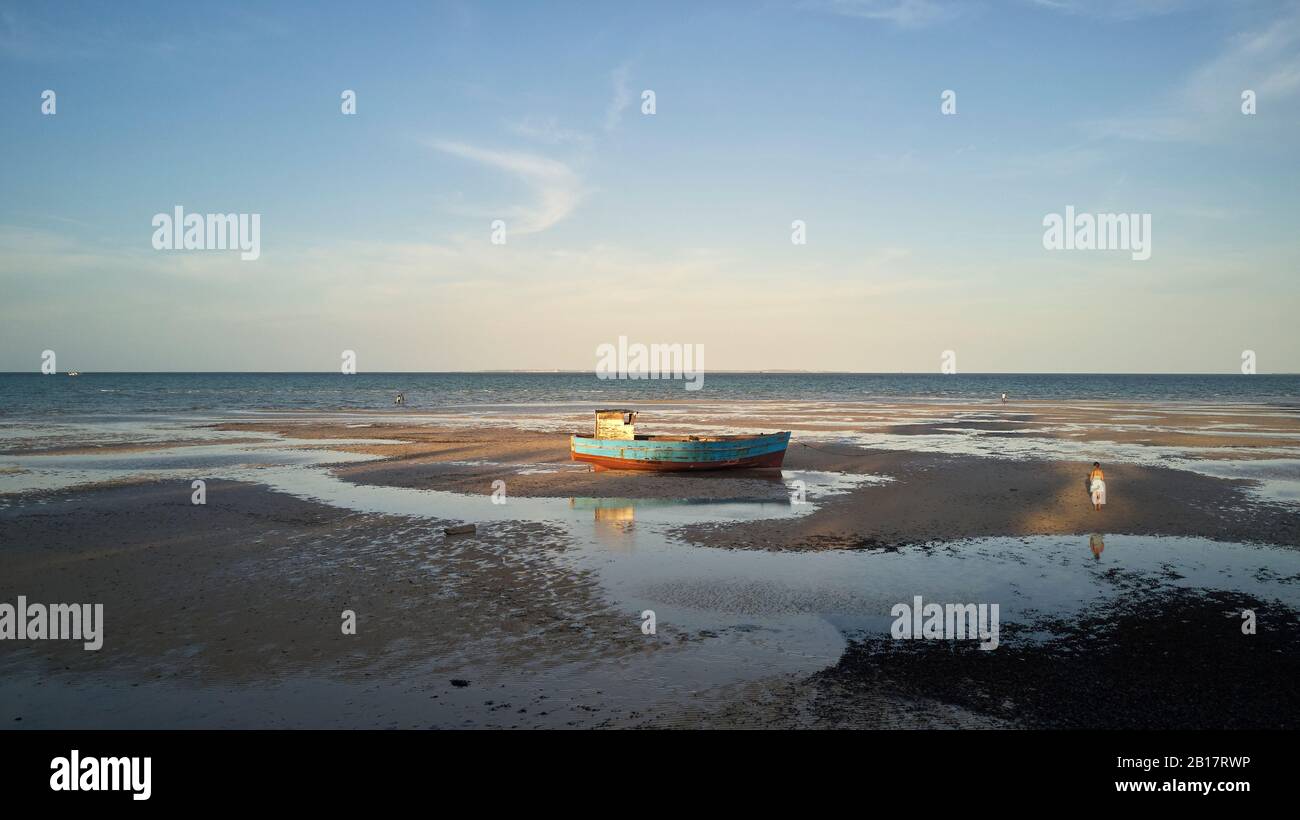 Mosambik Vilanculos, Luftaufnahme eines alten Bootes am Strand bei niedriger Enge Stockfoto