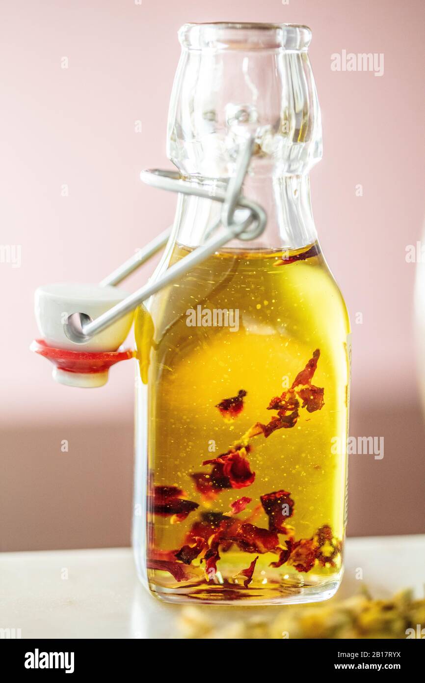 Österreich, Flasche Massageöl mit Kräutern Stockfoto