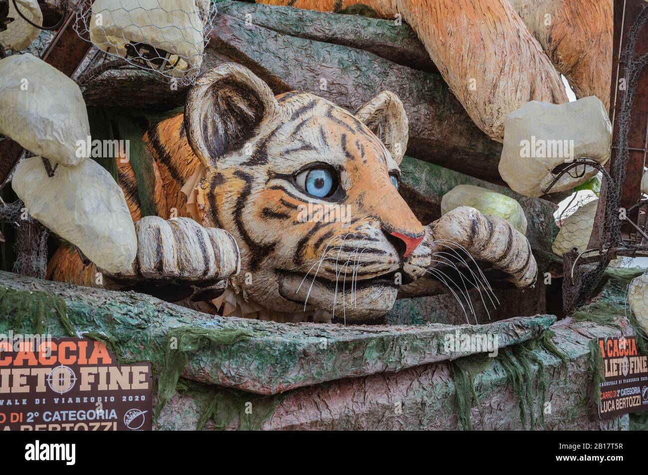 Lucca, Italien. Februar 2020. Der Karneval von Viareggio am Ufer der Stadt viareggio (Lucca), die großen Schwimmer von Papier-mâché, stellen berühmte Politiker und Sportler dar. (Foto von Stefano Dalle Luche/Pacific Press) Credit: Pacific Press Agency/Alamy Live News Stockfoto