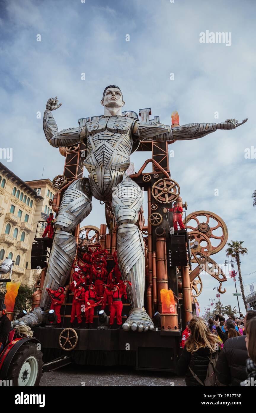 Lucca, Italien. Februar 2020. Die Maske der Cristiano Ronaldo-Parade des karnevals viareggio am Ufer der Stadt viareggio (Lucca), die großen Schwimmer der Papier-mâché vertreten berühmte Politiker und Sportler (Foto von Stefano Dalle Luche/Pacific Press) Credit: Pacific Press Agency/Alamy Live News Stockfoto