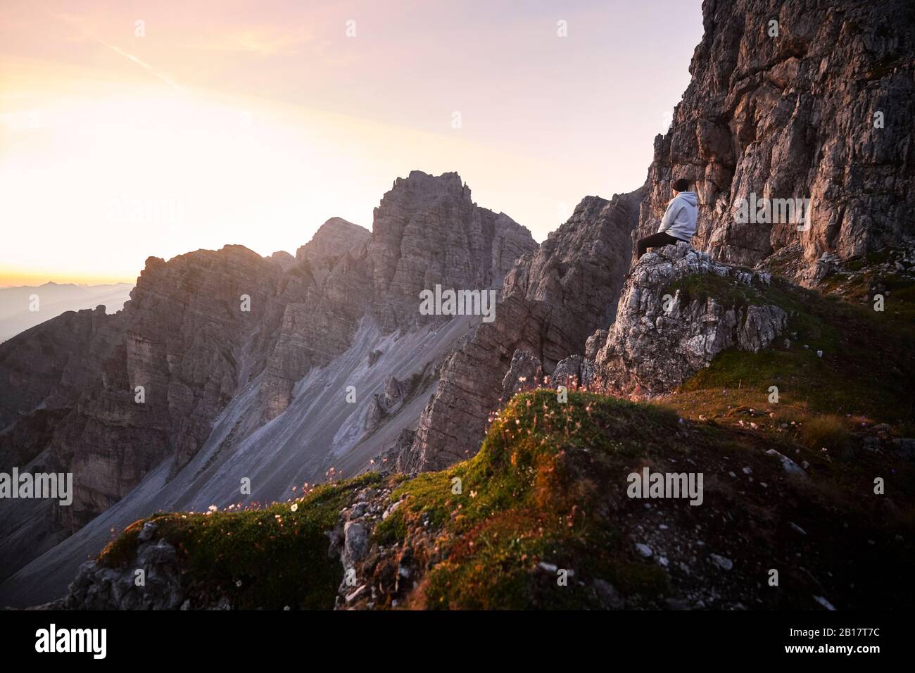 Bergläufer, der eine Pause einlegen und Sonnenaufgang auf der Axamer Lizum, Österreich, beobachten kann Stockfoto