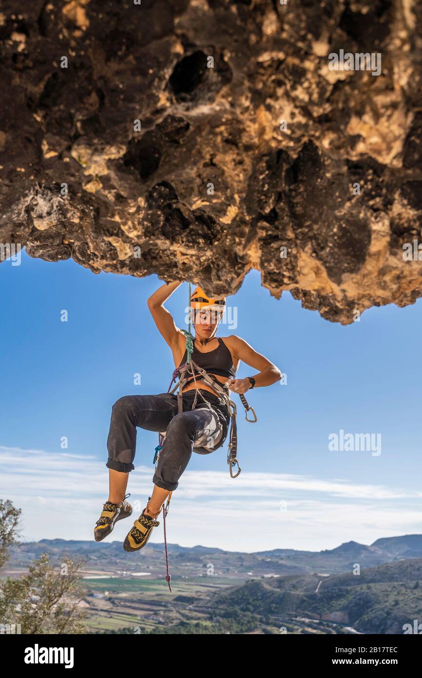 Kletterweibchen abseilen von der Felswand Stockfoto