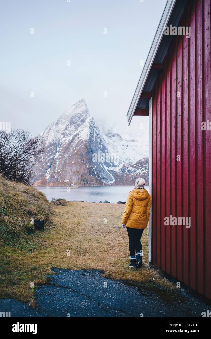 Touristen, die die Aussicht auf Hamnoy, Lofoten, Norwegen genießen Stockfoto