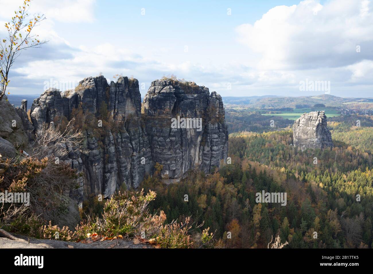Deutschland, Sachsen, Schrammsteine und ausgedehnter Herbstwald im Nationalpark Sächsische Schweiz Stockfoto