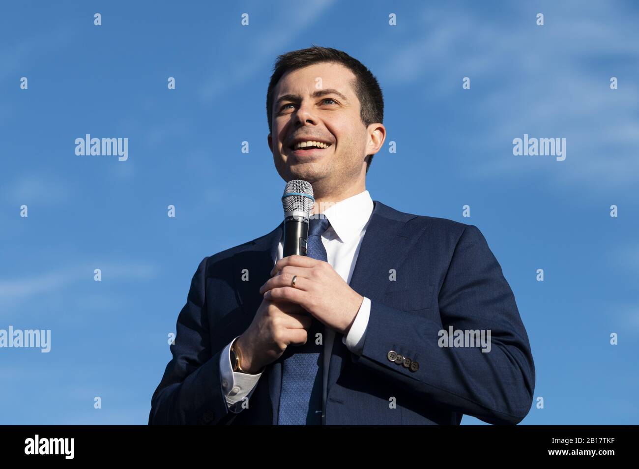 Washington, DC, USA. Februar 2020. 23. Februar 2020 - Arlington, VA, Vereinigte Staaten: Pete BUTTIGIEG in einem Rathaus an der Washington Liberty High School in Arlington, VA. Kredit: Michael Brochstein/ZUMA Wire/Alamy Live News Stockfoto