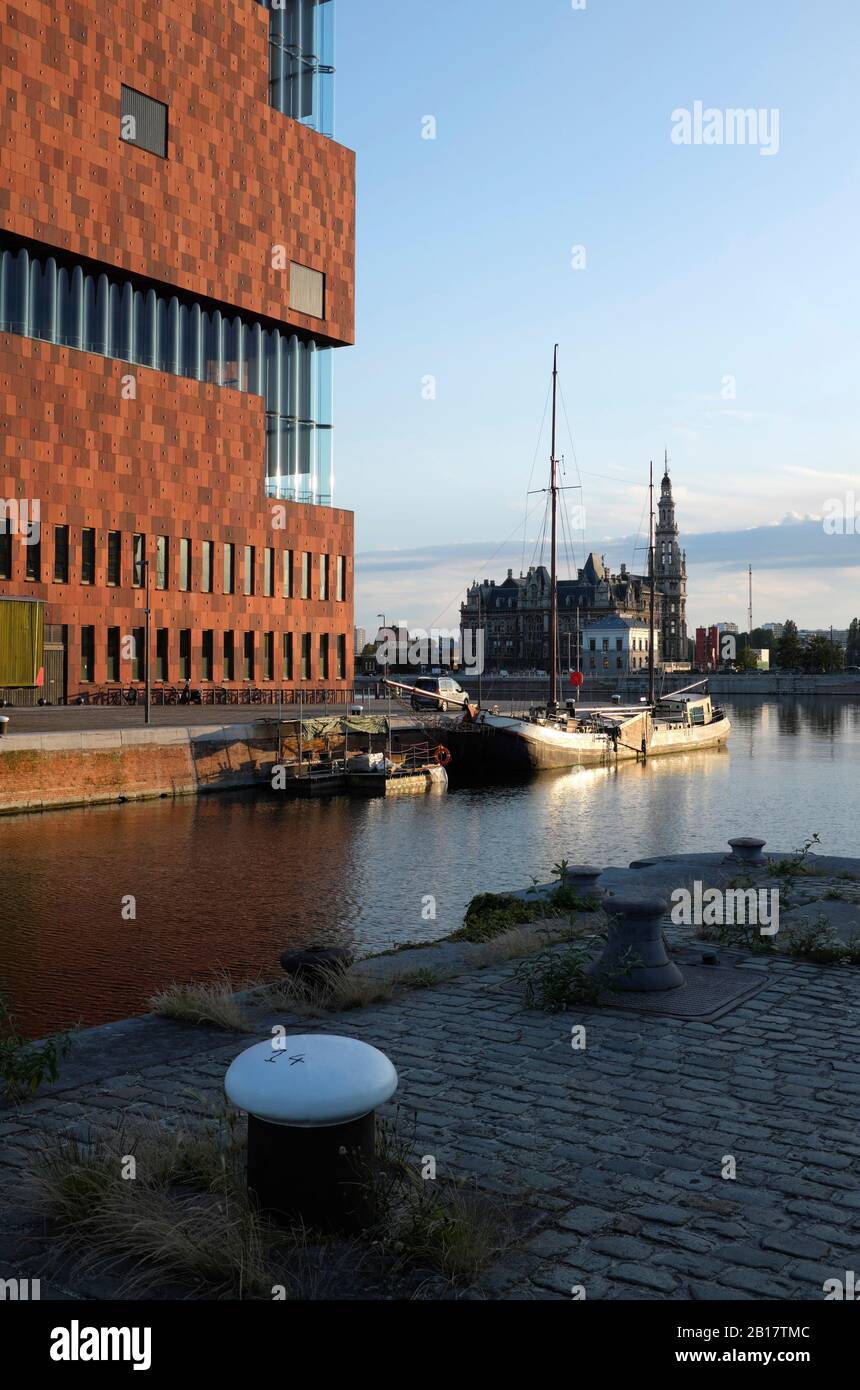 Belgien, Antwerpen, Museum aan de Stroom (MAS) am Fluss mit Maison Mason im Hintergrund, Sonnenuntergang Stockfoto