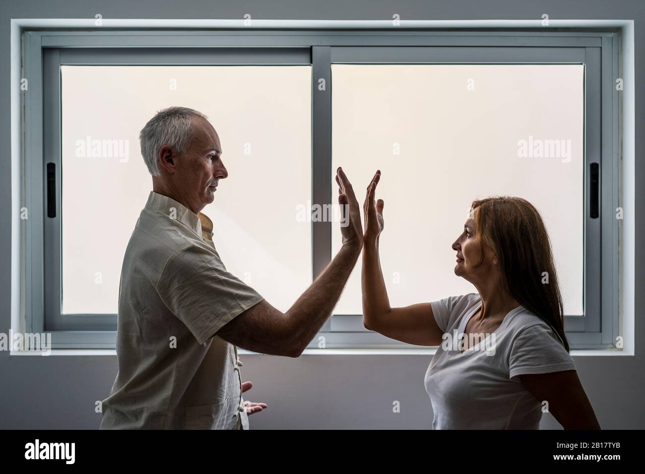 Mann und Frau üben die Kampfkunst im Fitnessstudio Stockfoto