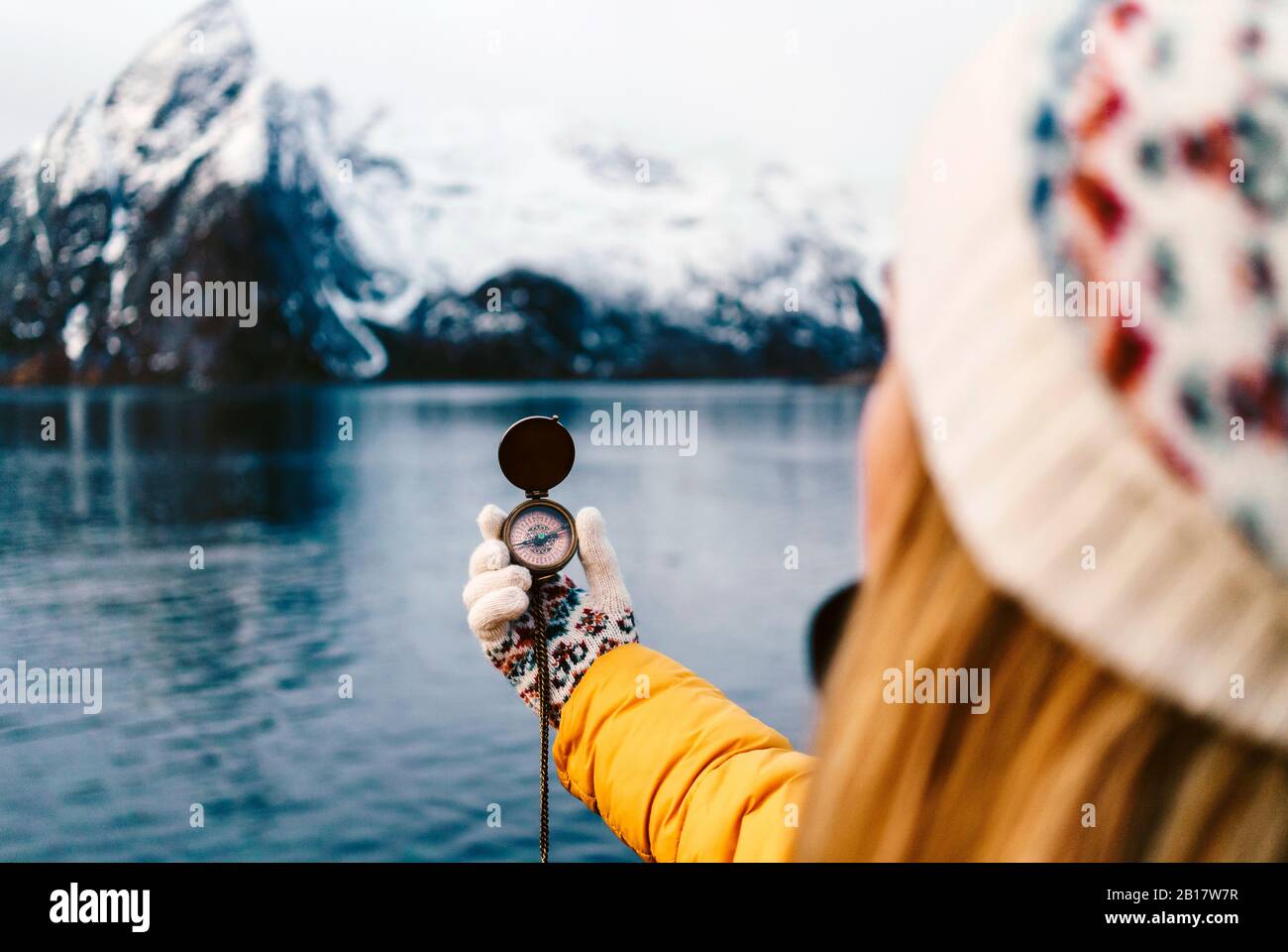 Tourist mit einem Kompass in Hamnoy, Lofoten, Norwegen Stockfoto