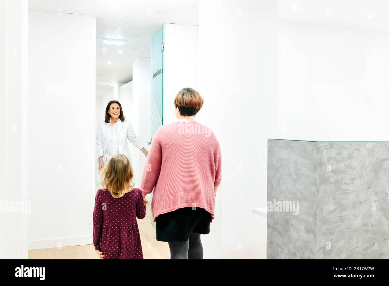 Mutter und Tochter gehen in die Arztpraxis Stockfoto