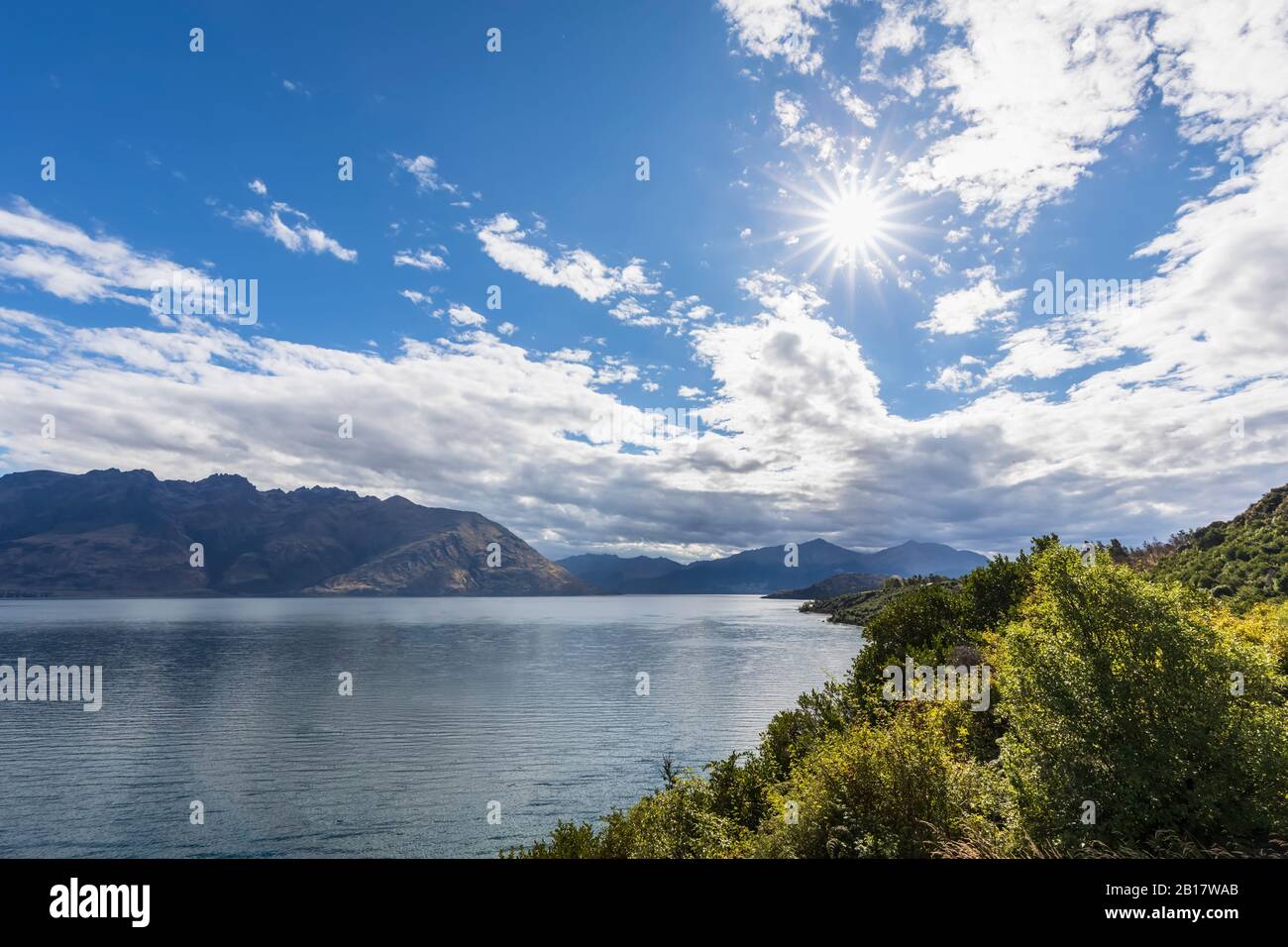 Neuseeland, Sonne scheint über dem Wakatipu-See Stockfoto