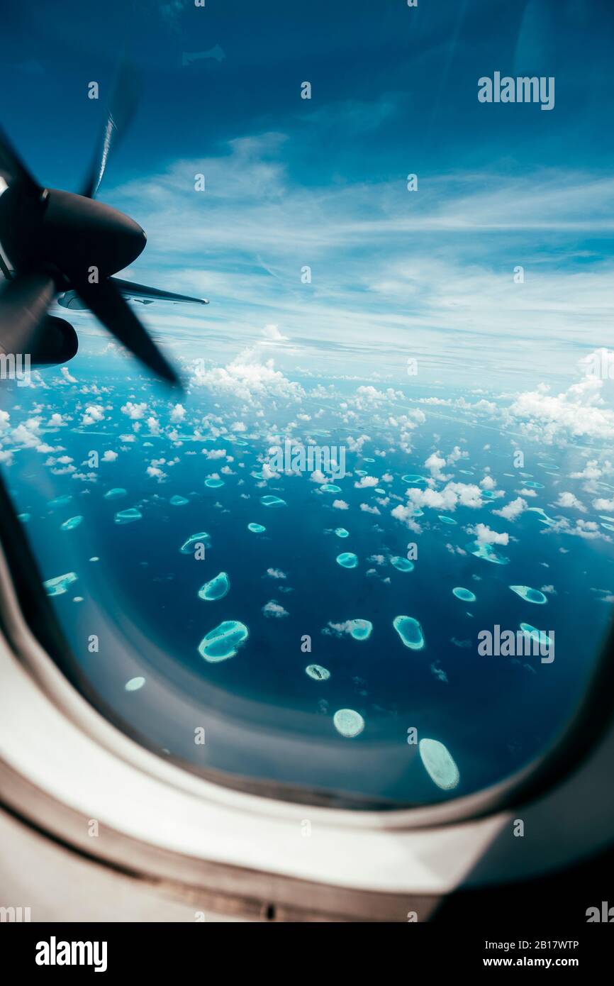 Luftaufnahme der Inseln der Malediven von einem Flugzeug aus Stockfoto