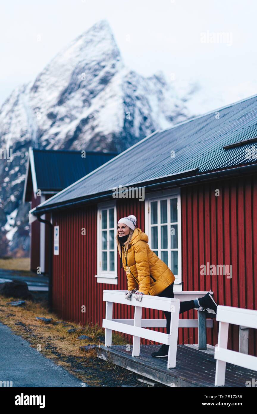 Tourist auf einer Veranda in Hamnoy, Lofoten, Norwegen Stockfoto