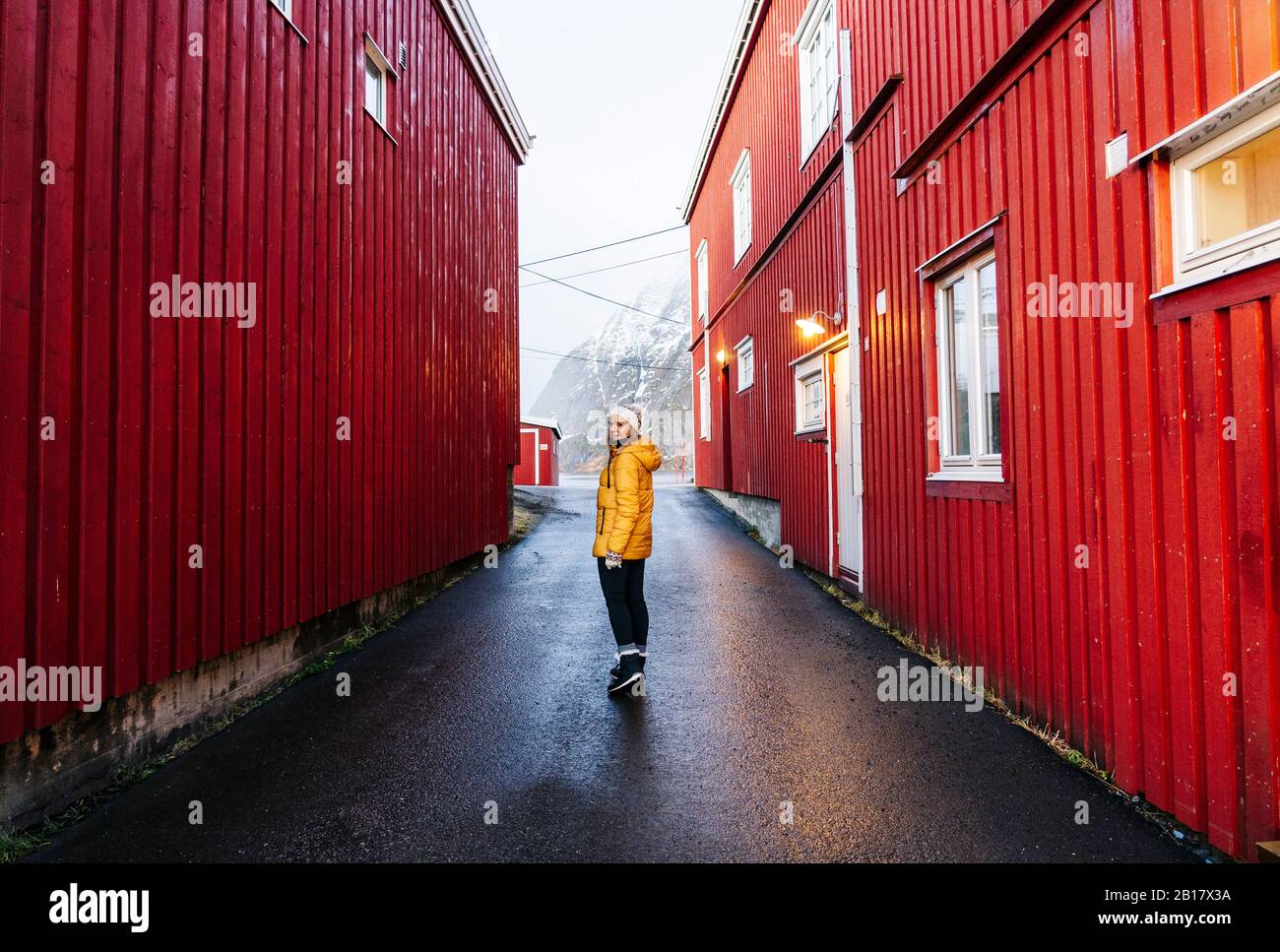 Touristen, die das Fischerdorf Hamnoy, Lofoten, Norwegen erkunden Stockfoto