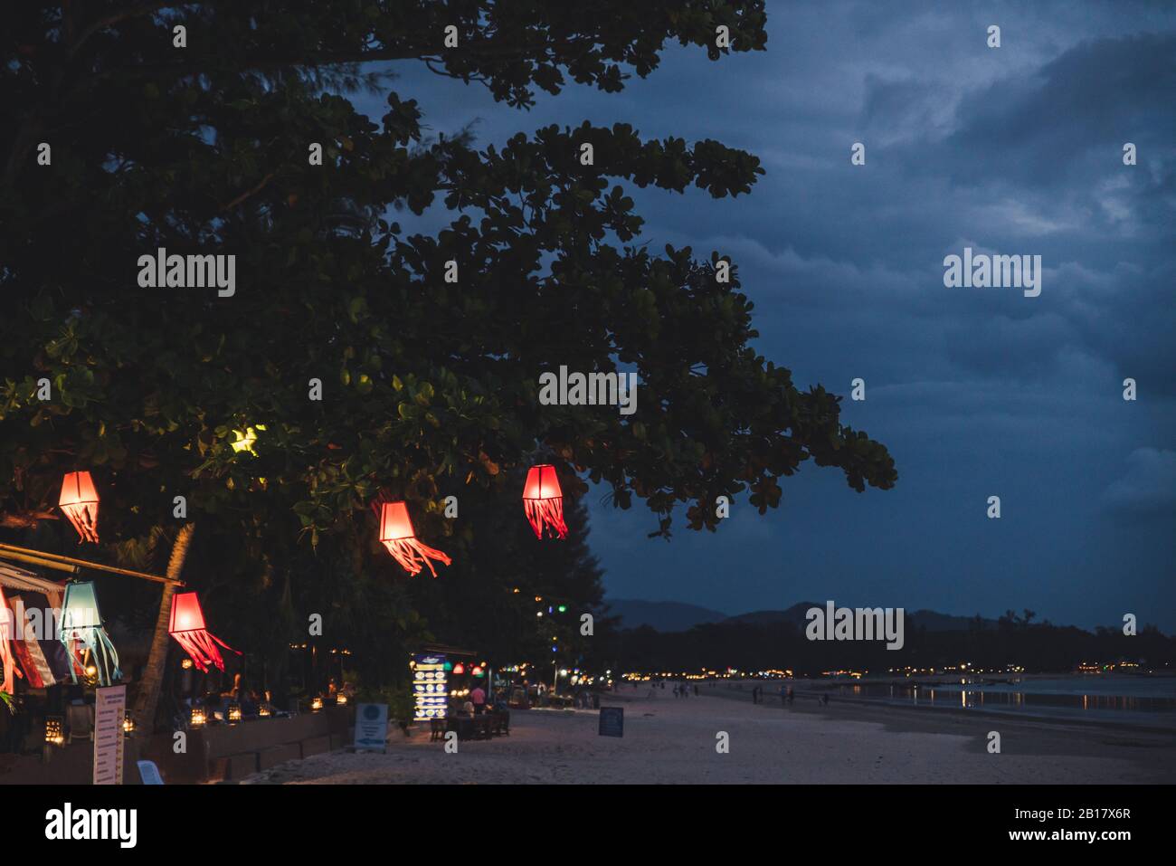 Lampen eines Restaurants am Strand, Koh Lanta, Thailand Stockfoto