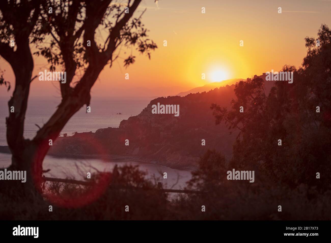 Italien, Provinz Livorno, Elba, Küstenklippen bei stimmungsvollem Sonnenuntergang Stockfoto