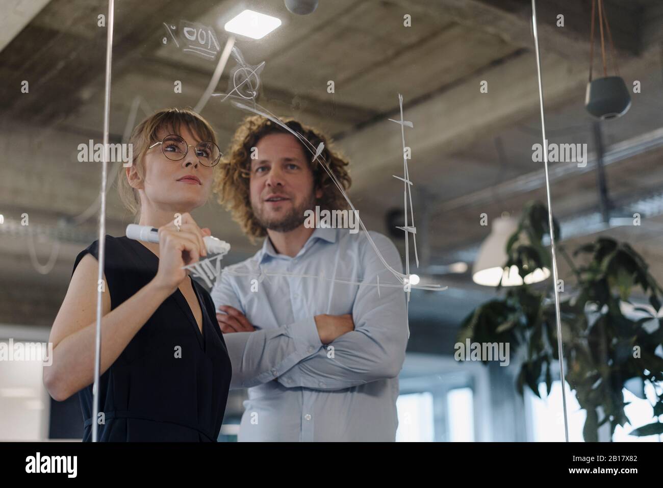 Unternehmer und Geschäftsfrau, die an einem Projekt im Büro arbeiten Stockfoto