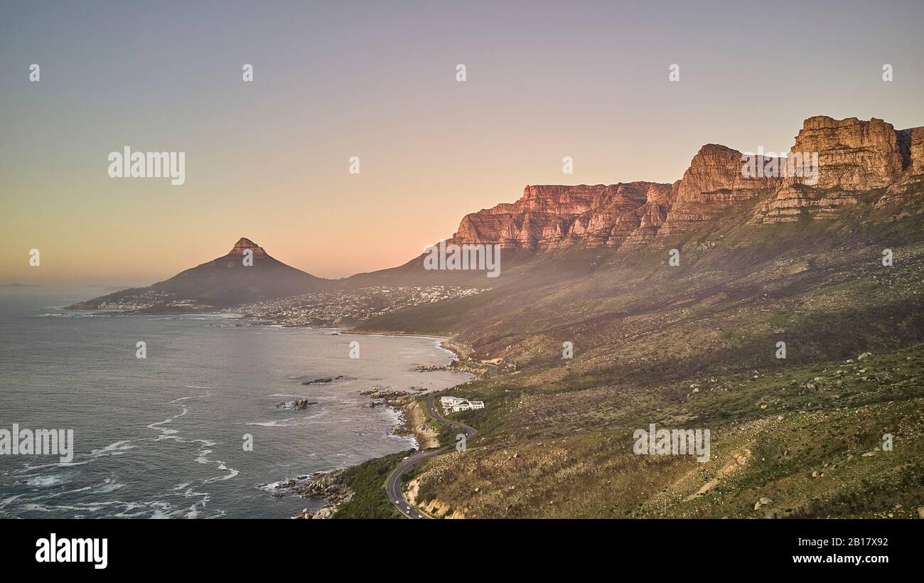 Südafrika, Luftaufnahme der zwölf Apostel in der Dämmerung Stockfoto