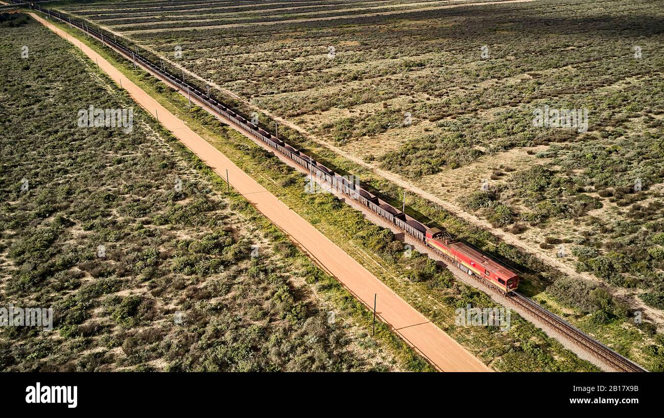 Südafrika, Western Cape, Luftaufnahme des Güterzugs, der an Feldern vorbeifährt Stockfoto