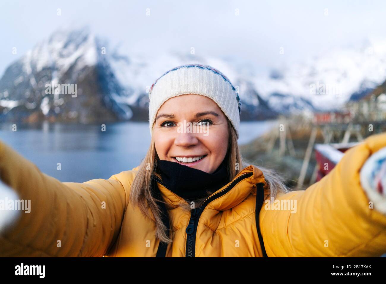 Selfie des lächelnden Touristen in Hamnoy, Lofoten, Norwegen Stockfoto