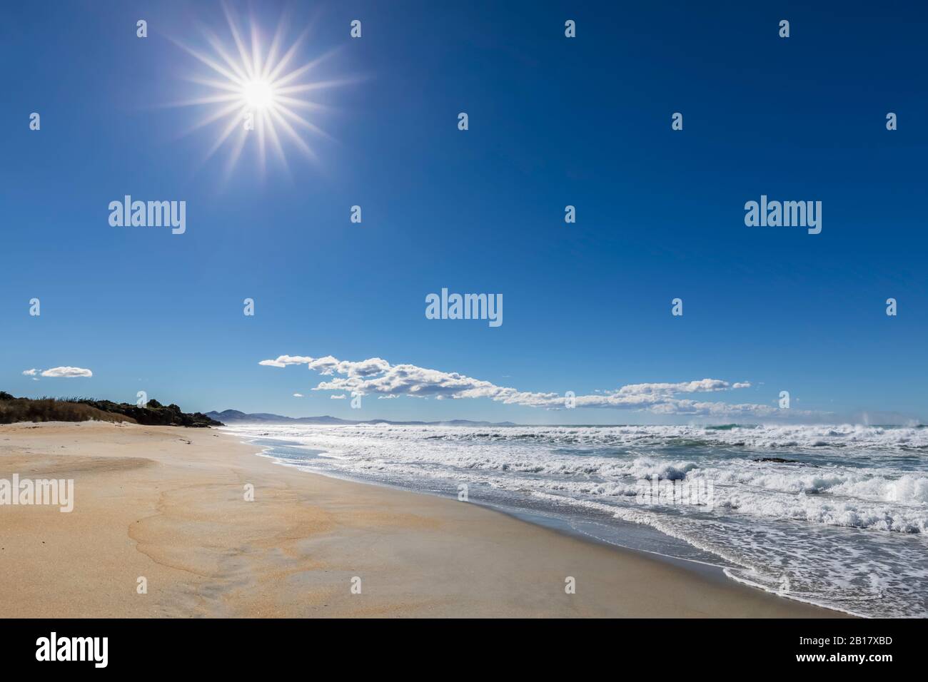 Neuseeland, Kaka Point, Sonne über sandigen Küstenstrand Stockfoto