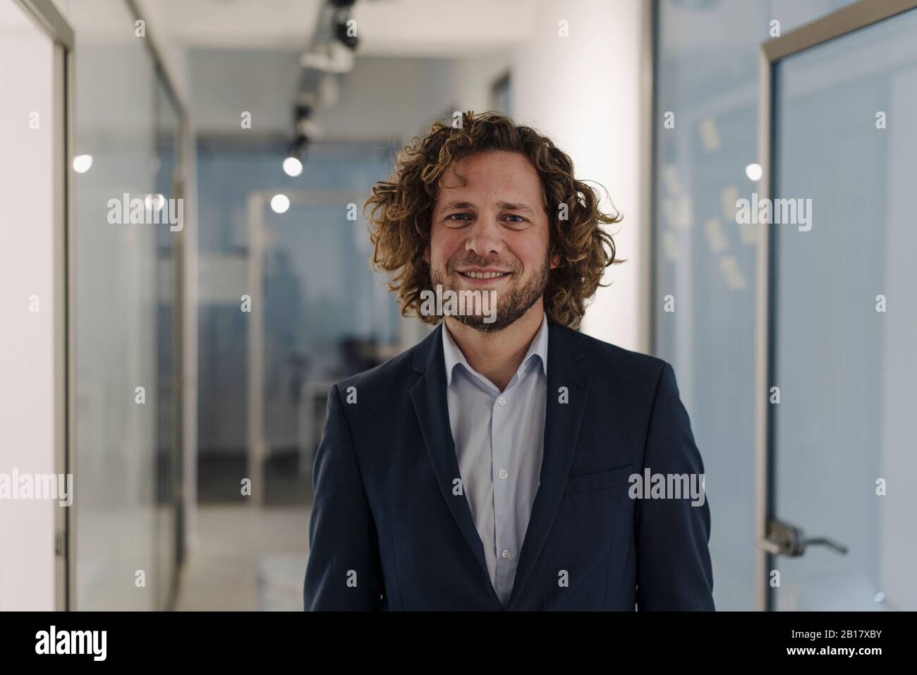 Porträt von zuversichtlich Geschäftsmann im Büro Stockfoto