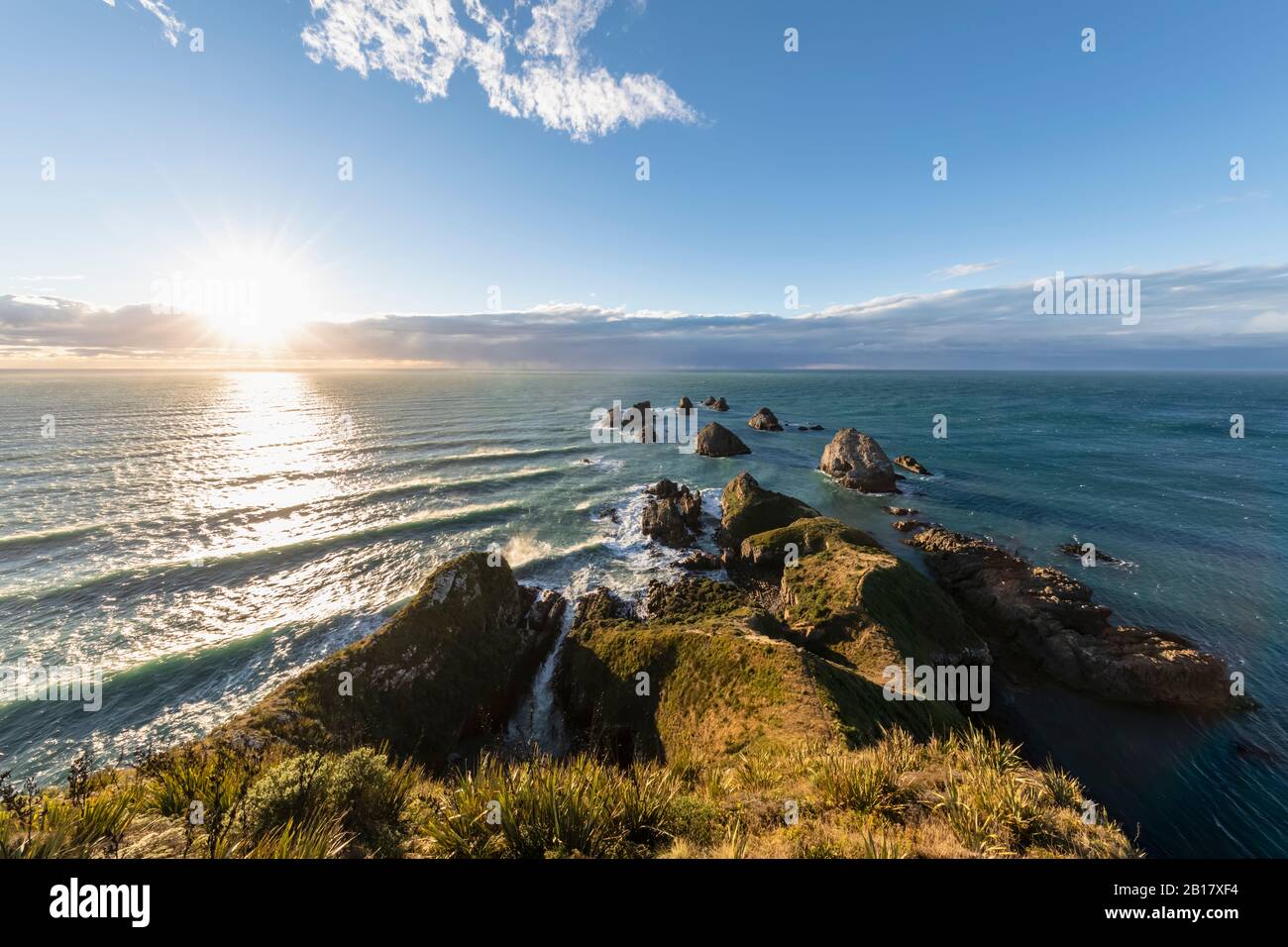 Neuseeland, Ozeanien, Südinsel, Southland, Otago, Southern Scenic Road, Cape Nugget Point, Felsen im Meer bei Sonnenaufgang Stockfoto