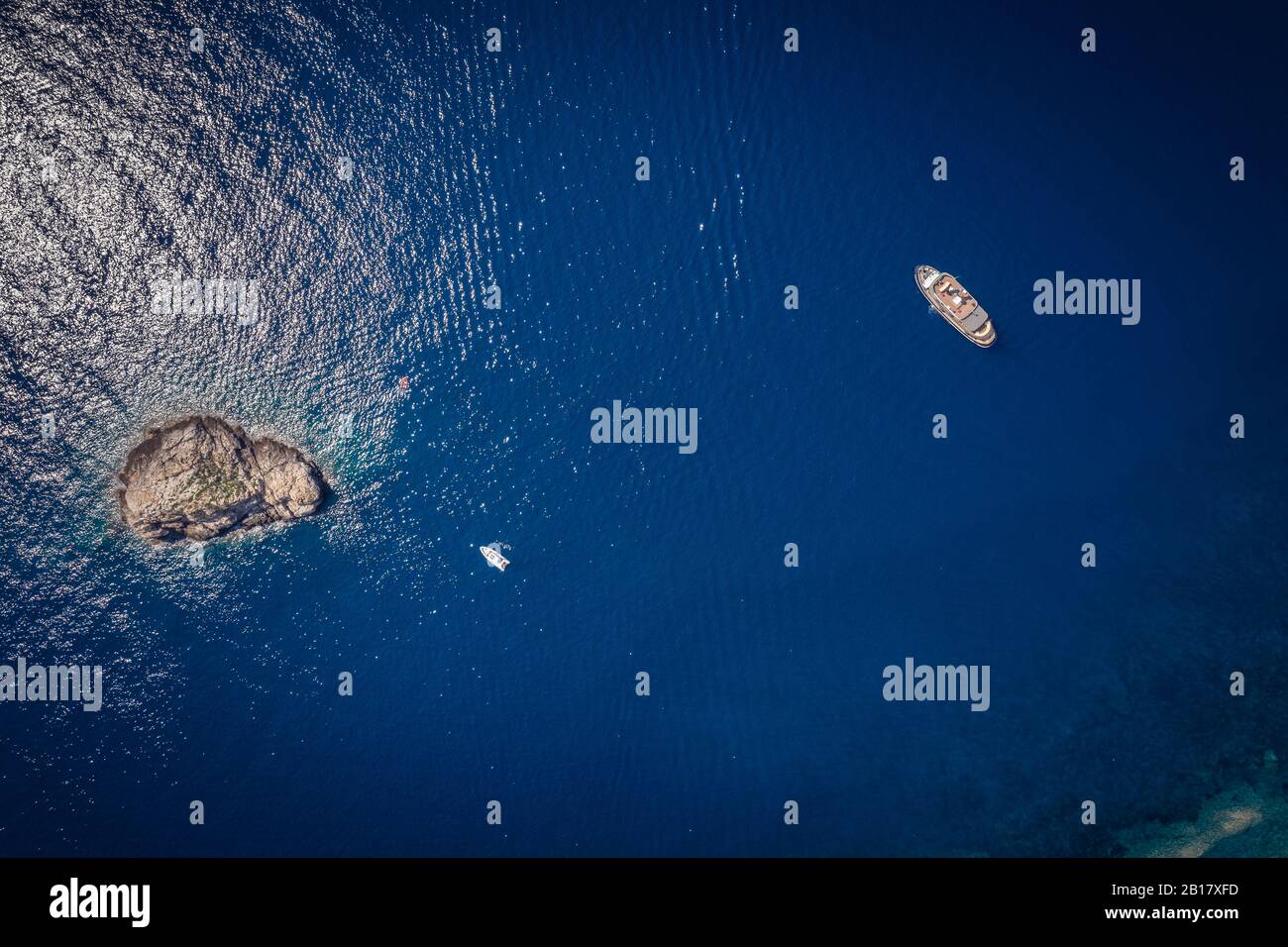 Italien, Provinz Livorno, Elba, Luftaufnahme von Booten, die im blauen Wasser des Mittelmeers schwimmen Stockfoto