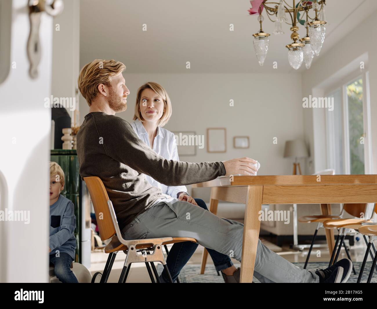 Entspannte Familie zu Hause Stockfoto