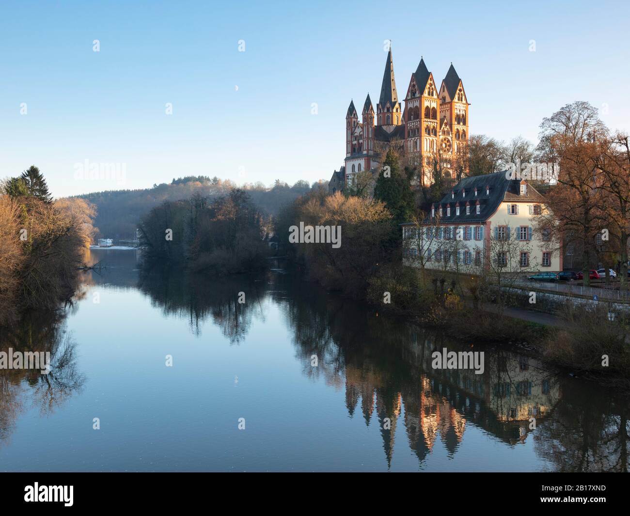 Deutschland, Hessen, Limburg an der Lahn, Limburger Dom, der sich in der Lahn spiegelt Stockfoto