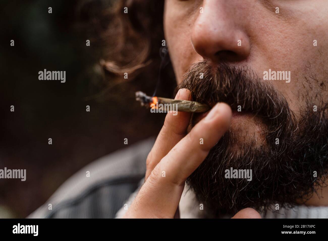 Junger Mann, der Zigarette raucht, Nahaufnahme Stockfoto