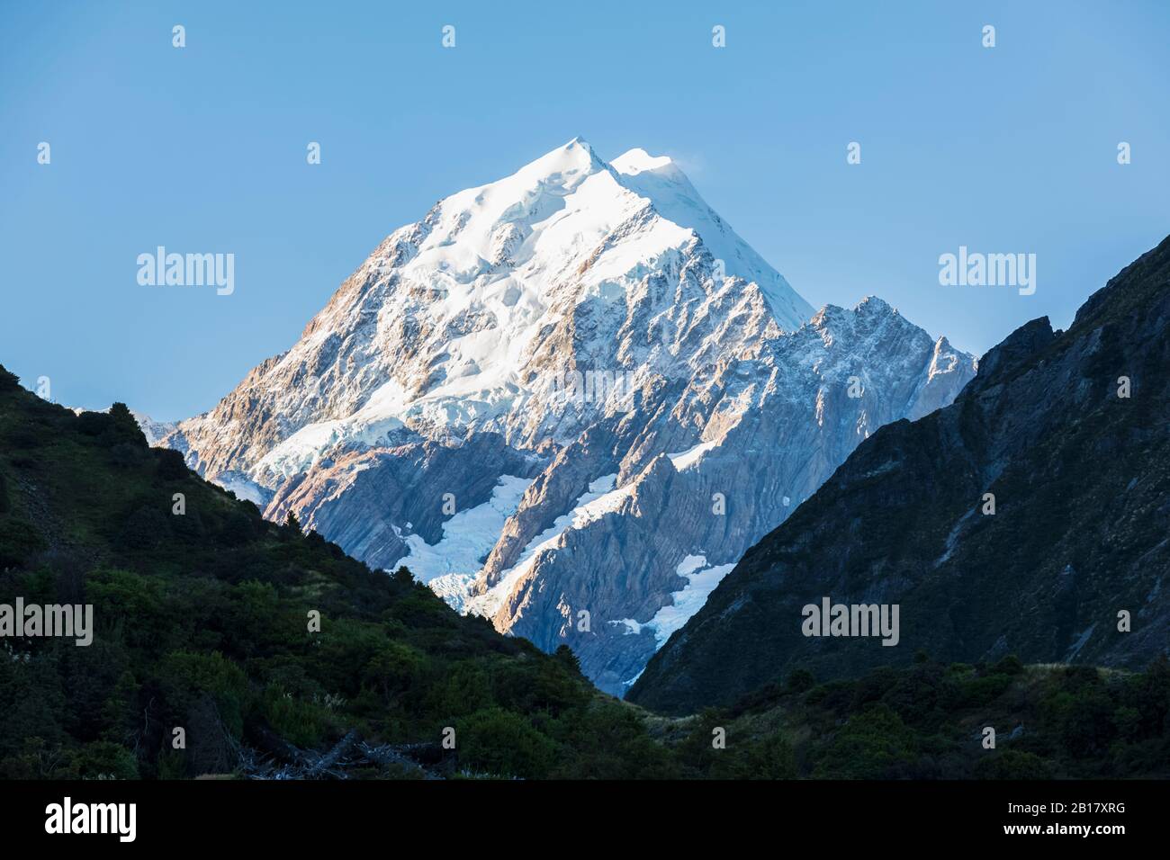 Neuseeland, Ozeanien, Südinsel, Canterbury, Ben Ohau, Südalpen (Neuseeländische Alpen), Mount Cook National Park, Aoraki / Mount Cook mit Schnee bedeckt Stockfoto