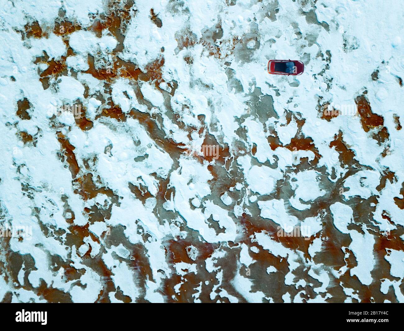 Russland, Leningrad Region, Tichvin, Luftaufnahme des Autos in gefrorener Landschaft Stockfoto