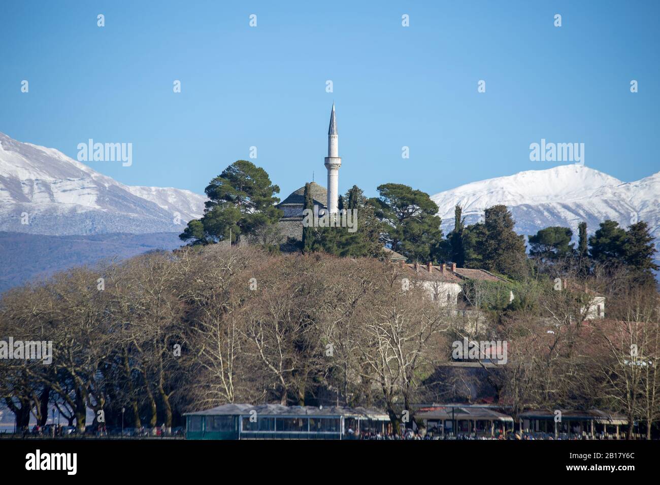 Ioannina-Stadtmoschee und pamvotis-see in der Wintersaison griechenland Stockfoto