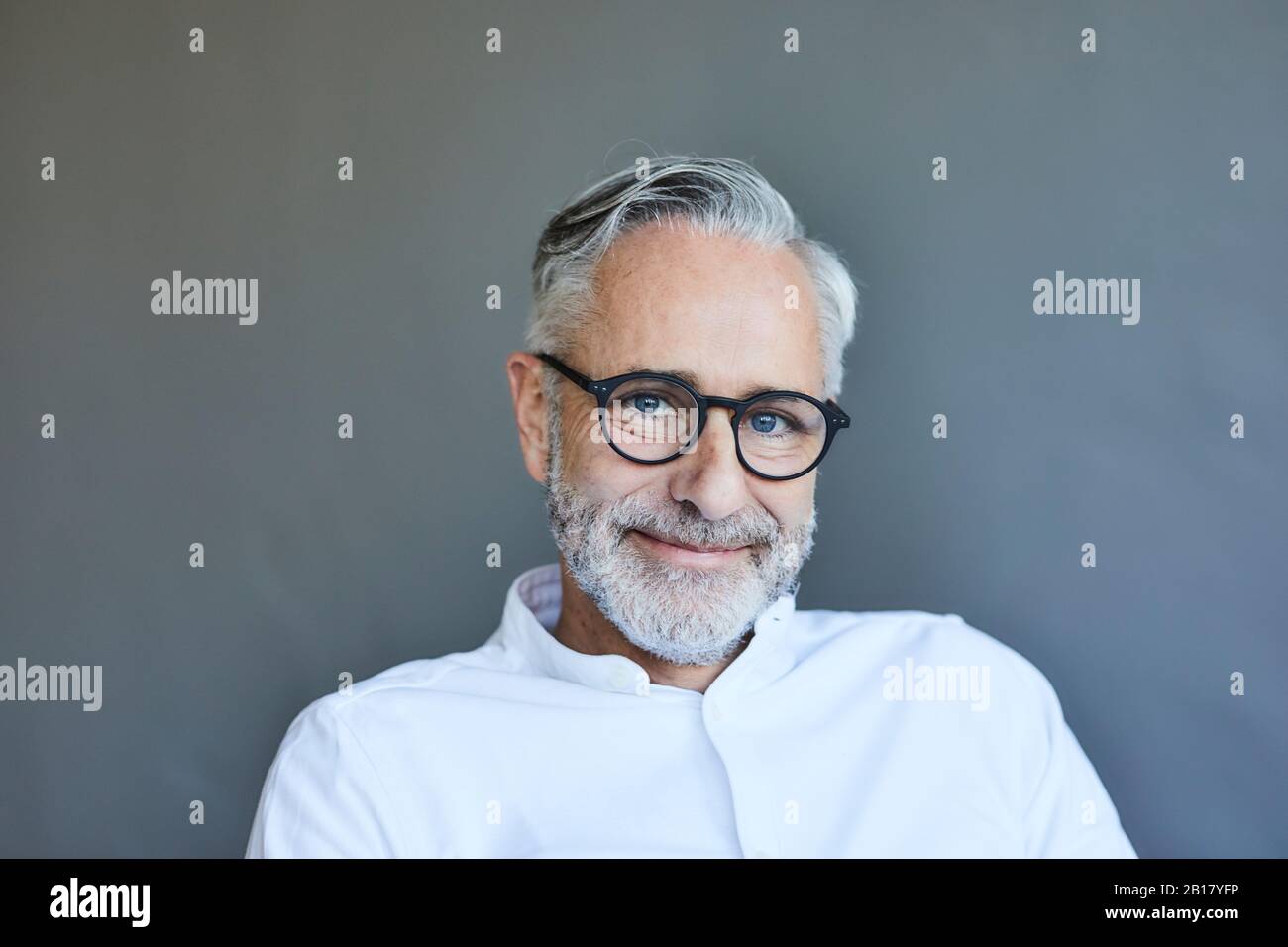 Porträt eines selbstbewussten, reifen Mannes Stockfoto