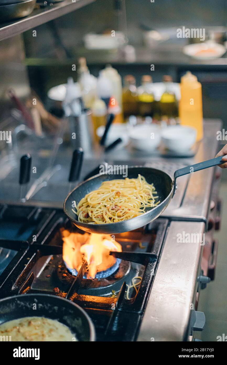 Küchenchef kochte Pasta in der italienischen Restaurantküche Stockfoto