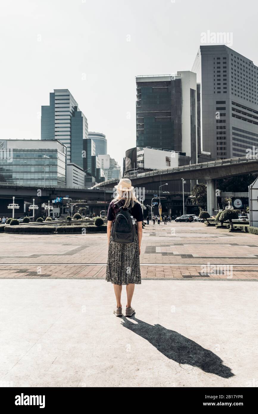 Rückansicht der Frau, die Hochhäuser in Bangkok, Thailand, betrachtet Stockfoto