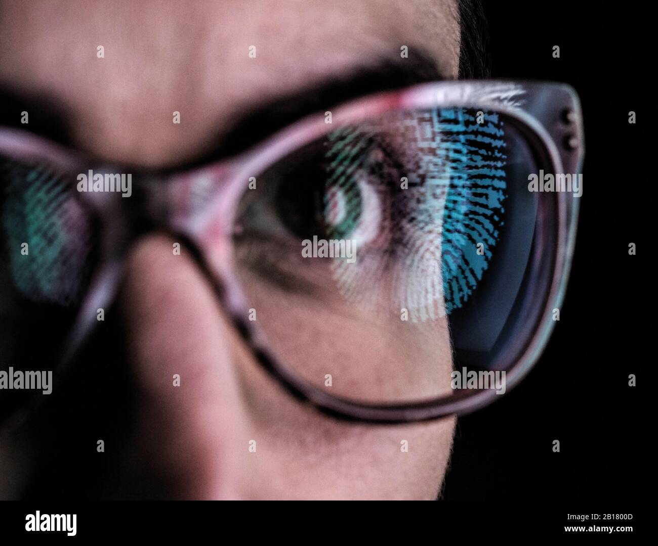 Frau mit einem Fingerabdruck auf der Brille, der Identität und Zugang repräsentiert Stockfoto